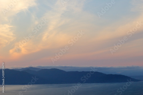 琵琶湖東岸の津田山の空奏テラスから眺める湖西の夕焼雲 © So Takinoiri
