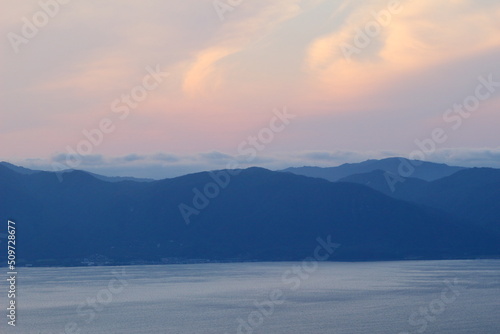 琵琶湖東岸の津田山の空奏テラスから眺める湖西の夕焼雲 © So Takinoiri