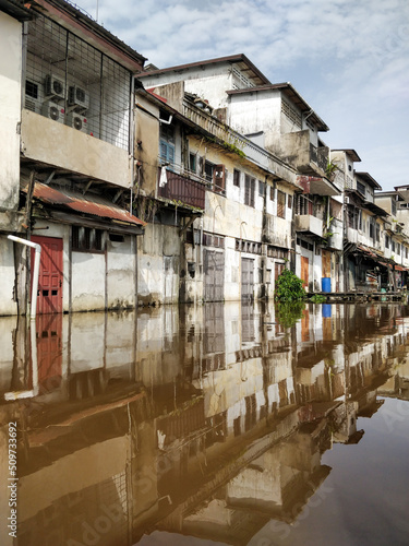 One of the impacts of climate change is rising sea levels. This gets worse when the tide is in, causing the residents' houses to be flooded. photo