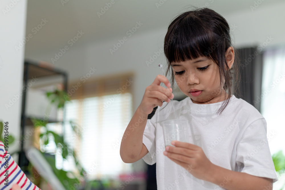 Asian Children enthusiastically watch chemistry experiments. Asian Children enthusiastically watch chemistry experiments.