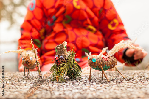 Kreatives Kind baut Tier aus Tannenzapfen. Herbstsaison ist Bastelzeit. Kreatives Handwerk mit Kind. Creative child builds animal from pine cones. Fall season is craft time. Creative crafts with child