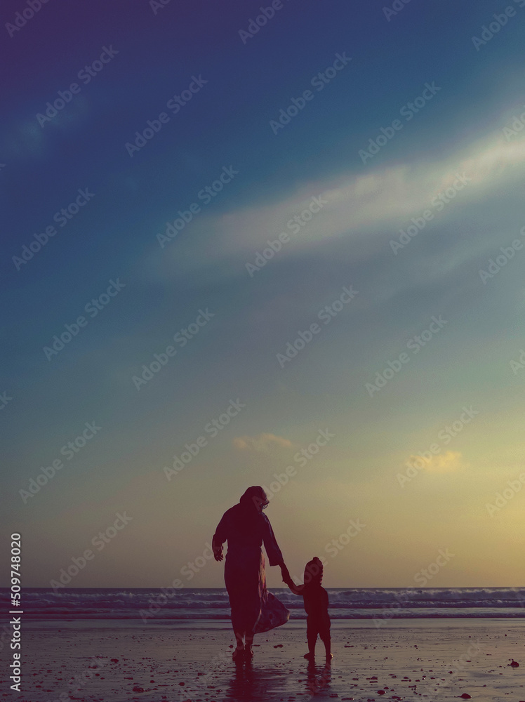 Fototapeta premium parent and child at sunset