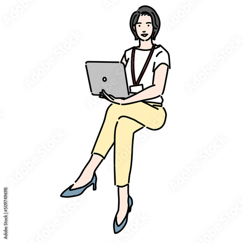 足を組んでラップトップで仕事をしている若い女性

