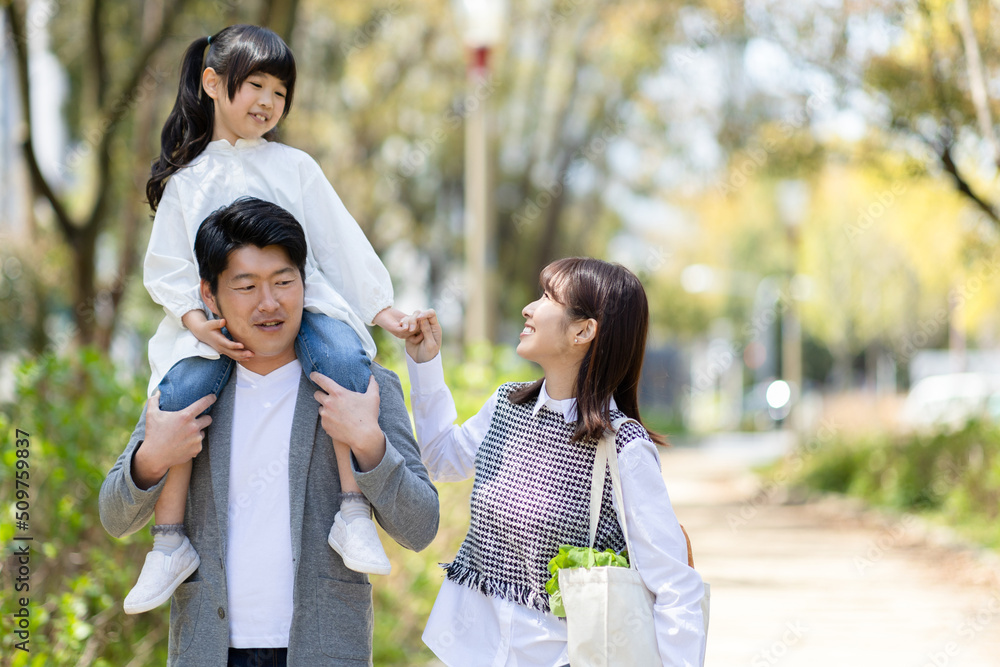 公園を散歩する家族 公園を散歩する家族