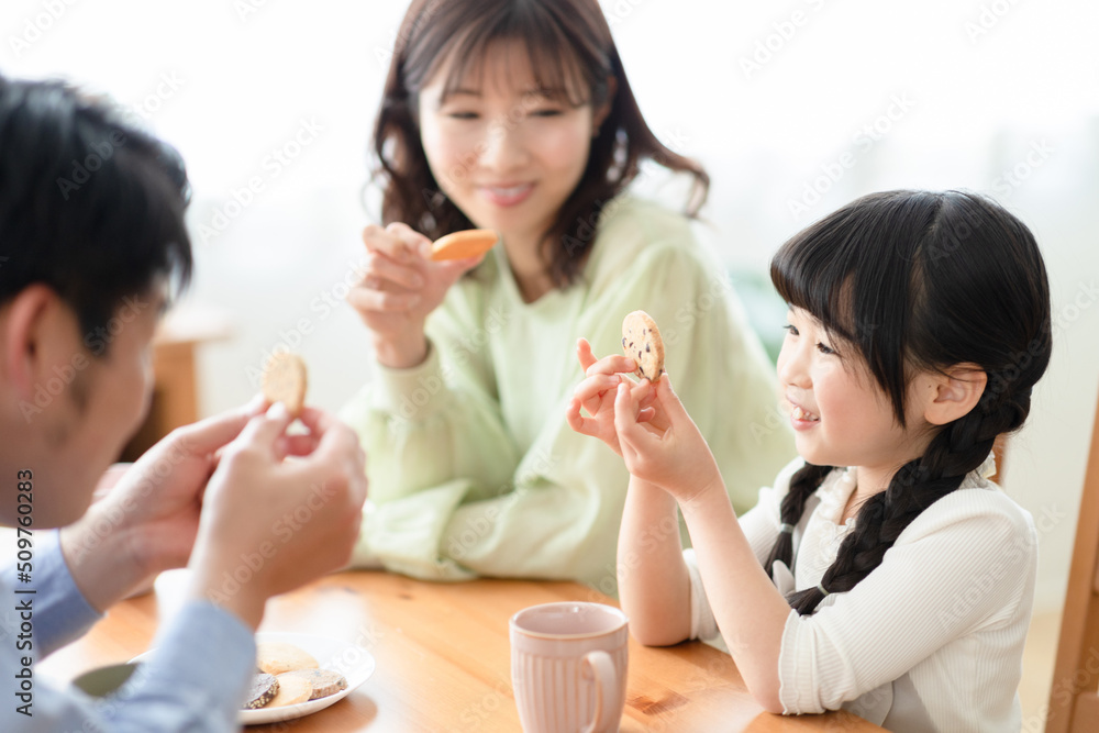 クッキーを食べる家族 クッキーを食べる家族