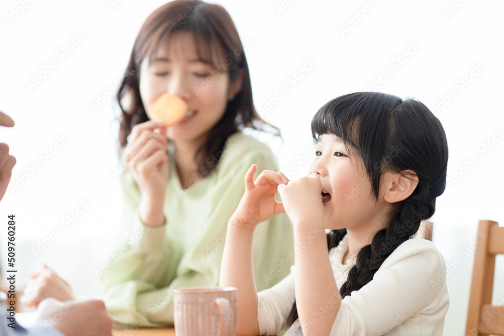 クッキーを食べる家族 クッキーを食べる家族