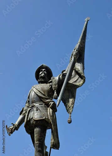 Pedro de Valdivia - Statue in Villanueva de la Serena, Extremadura - Spain  © insideportugal