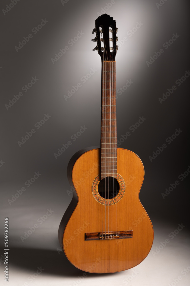 Naklejka premium Classical guitar on grey background with copy space