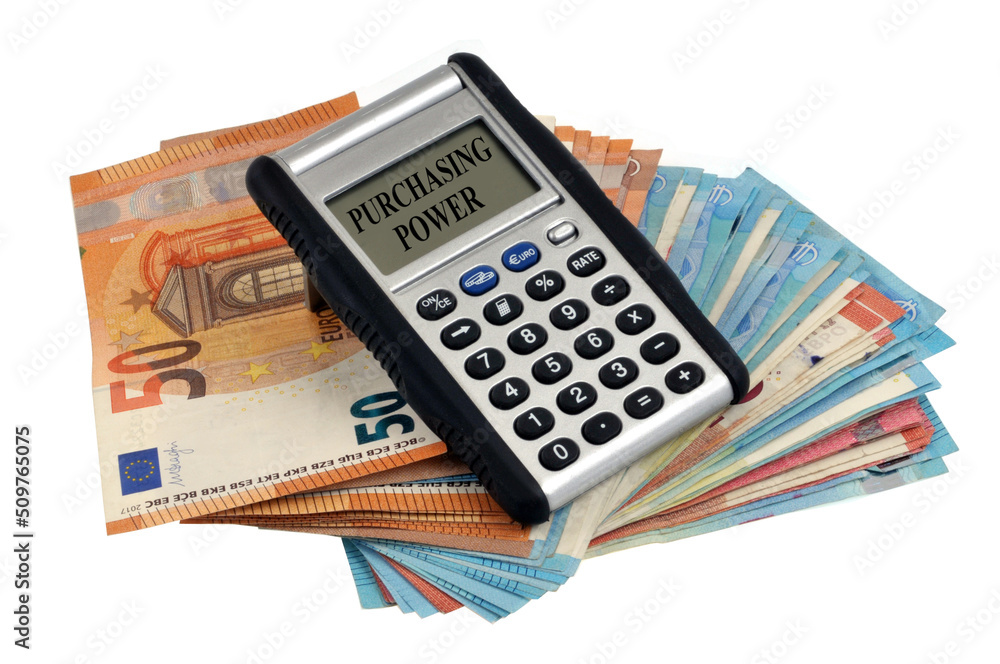 Concept de pouvoir d'achat avec une calculatrice posée sur des billets de banque en euros sur fond blanc Concept de pouvoir d'achat avec une calculatrice posée sur des billets de banque en euros sur fond blanc