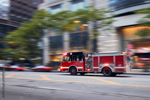 Valokuva Fast moving fire engine on city street