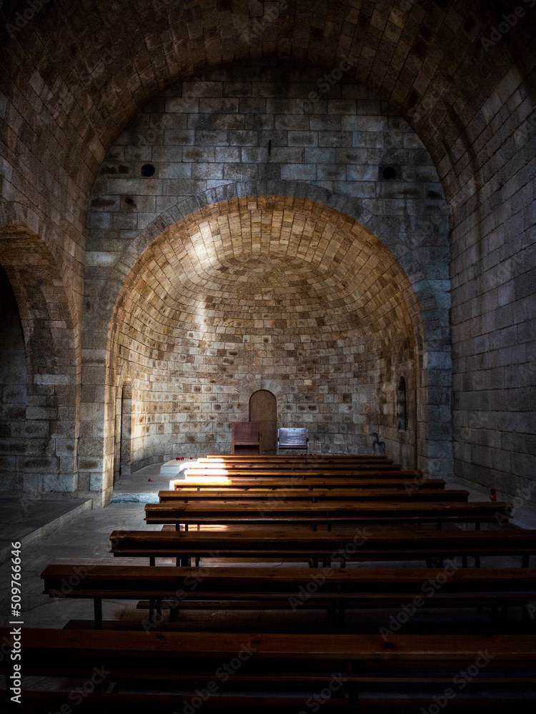 imagen del interior de una iglesia con los bancos de madera y un rayo de  luz en medio foto de Stock | Adobe Stock