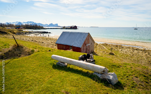 Fotografía Fishermans Shed in Bergsfjorden on the Beautiful Norwegian Island of Senja