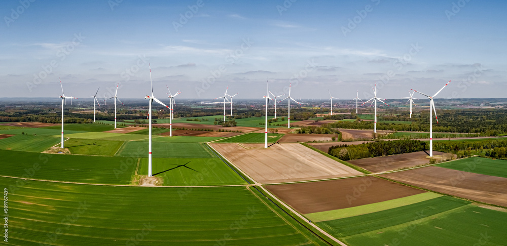 Windpark mit vielen Windrädern aus der Vogelperspektive.
