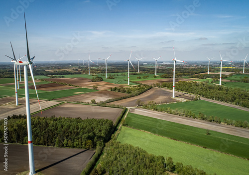 Windpark mit vielen Windrädern aus der Vogelperspektive. © Countrypixel