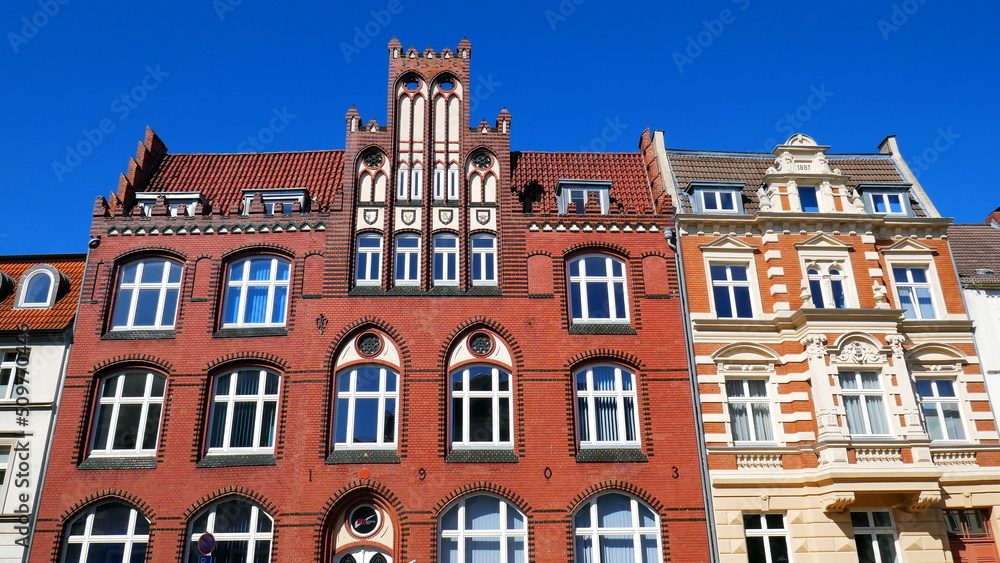 Hafenstadt Wismar mit schönen alten Hausfassaden unter blauem Himmel