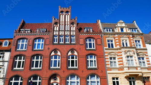 Hafenstadt Wismar mit schönen alten Hausfassaden unter blauem Himmel