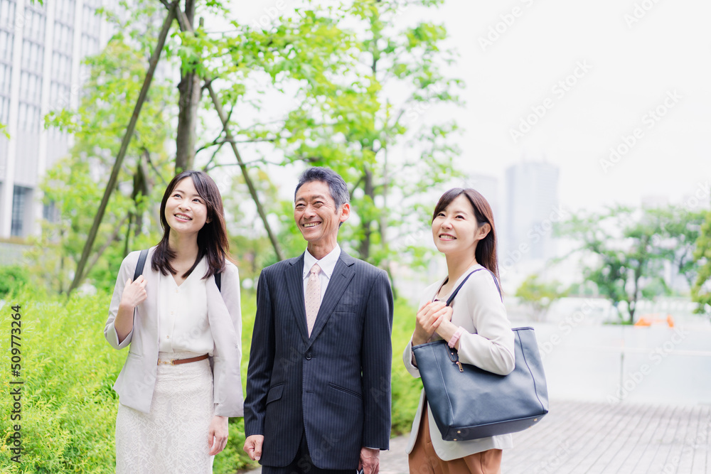 チームで楽しく仕事をする営業の会社員 チームで楽しく仕事をする営業の会社員