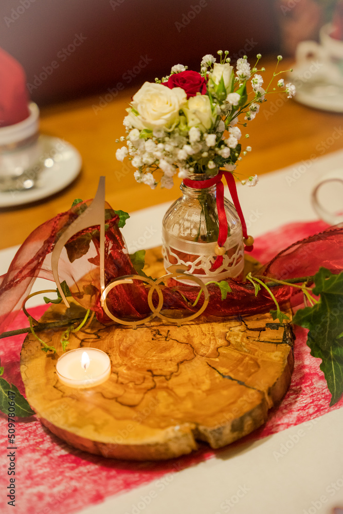 Naklejka premium Tischdeko, Tisch, Deko, Vase, Tischgedeck, Blumen, Eindecken, Baumscheibe, Tisch dekorieren