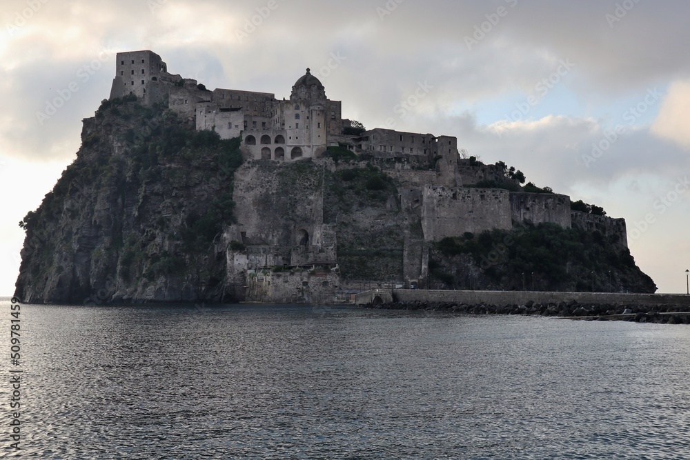 Ischia - Castello Aragonese dal pontile all'alba