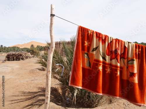 Des couvertures sèchent dans le désert du Sahara dans le sud marocain photo
