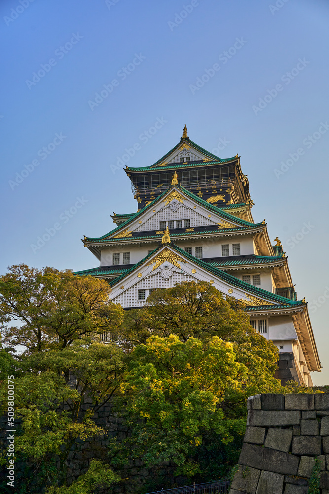 Fototapeta premium Osaka Castle Park at Autumn Sunset