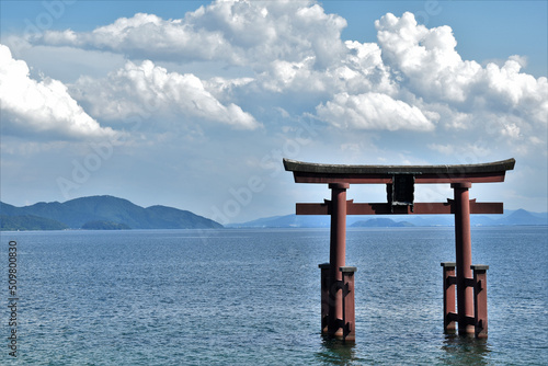 白髭神社、滋賀県、日本の景色、びわ湖、鳥居、湖、湖に浮かぶ鳥居 © BJ