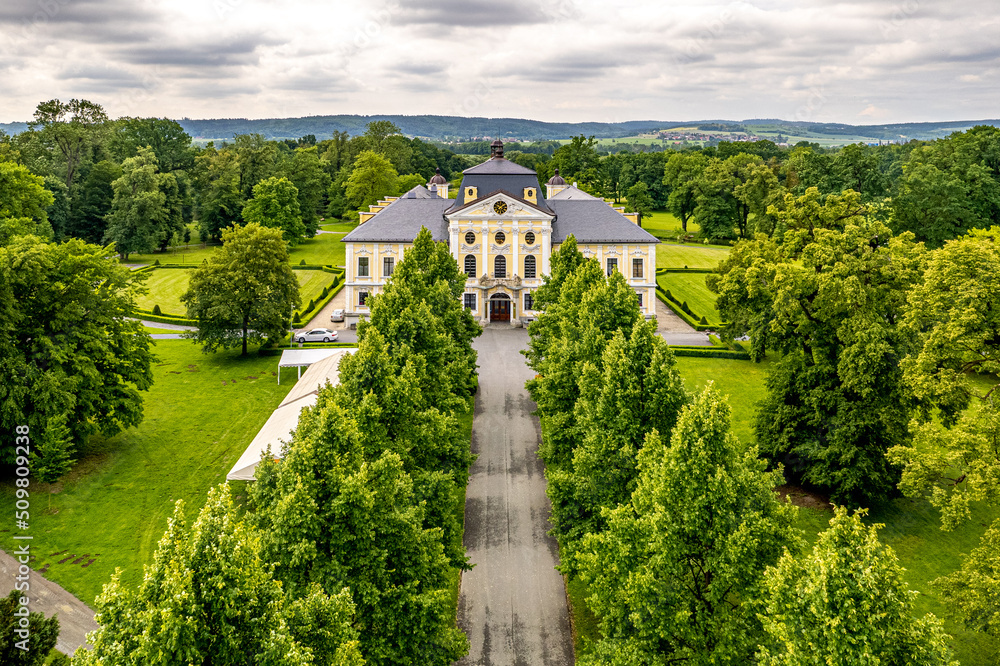 Zamek Kravere w Czechach, panorama z lotu ptaka latem