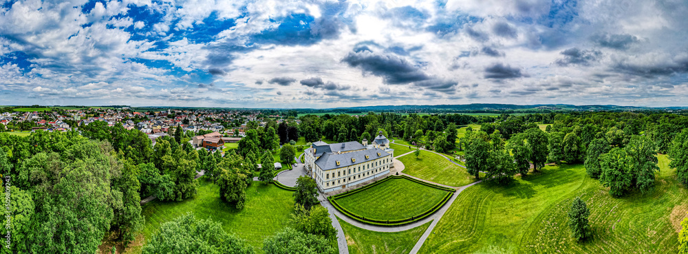 Zamek Kravere w Czechach, panorama z lotu ptaka latem