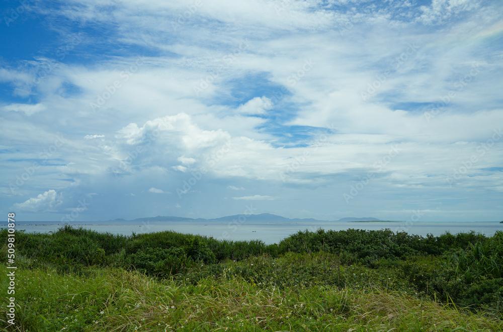 沖縄県 西表島から見る鳩間島