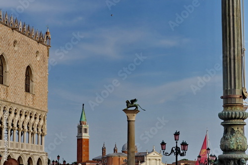 Lion ailé de Saint Marc sur une colonne à Venise.