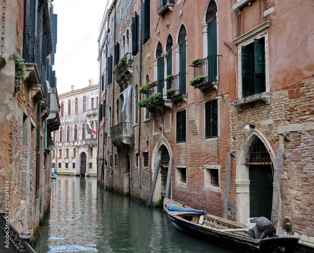 Petit canal bordé de palais roses. Venise. Italie.