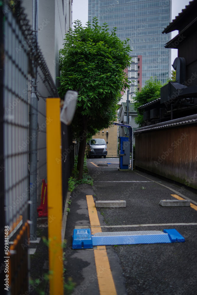 日本の東京港区赤坂4丁目の時間貸し駐車場の風景 日本の東京港区赤坂4丁目の時間貸し駐車場の風景