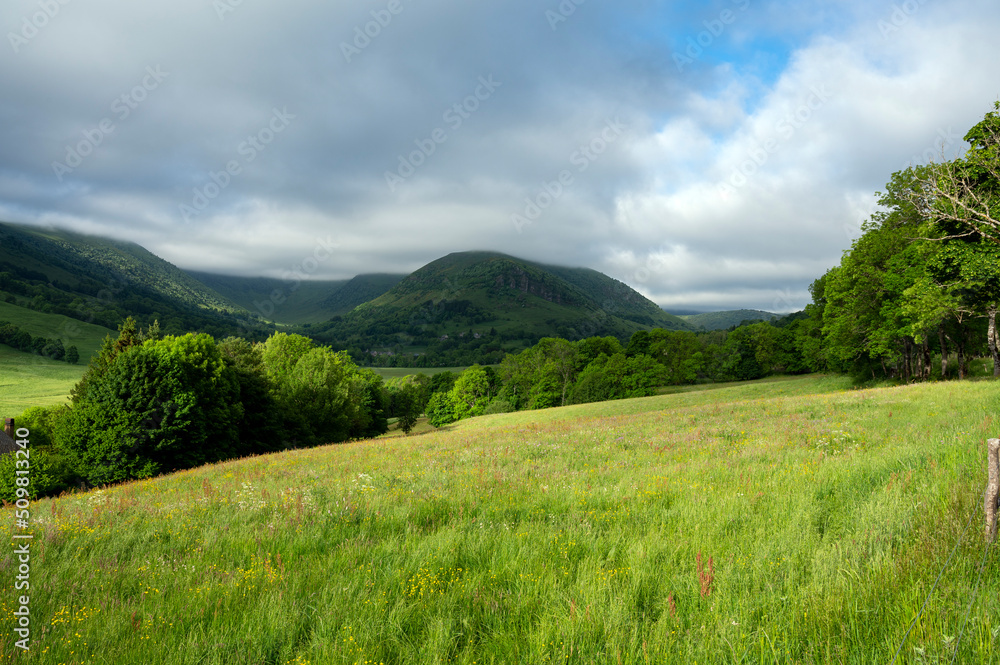 Paysage des Monts du Cantal au printemps dans le Parc Régional Naturel des Volcans d'Auvergne en France autour du Puy Mary et du village de Lavigerie Paysage des Monts du Cantal au printemps dans le Parc Régional Naturel des Volcans d'Auvergne en France autour du Puy Mary et du village de Lavigerie
