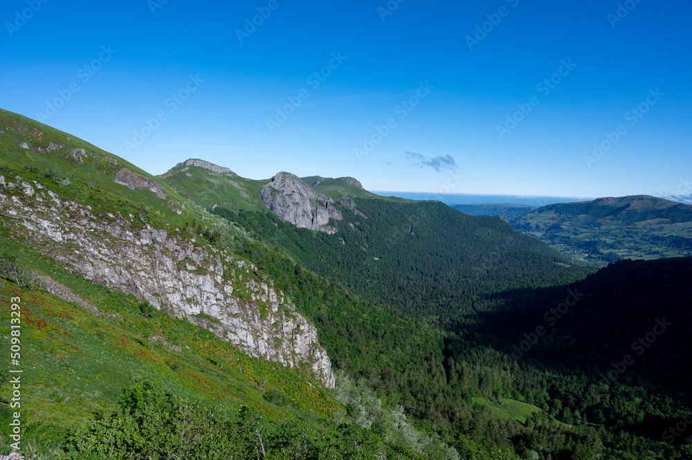 Paysage des Monts du Cantal au printemps dans le Parc Régional Naturel des Volcans d'Auvergne en France autour du Puy Mary et du Pas de Peyrol