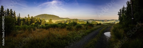 Photos Chemin en Haute-Loire avec le volcan du Mont Bar en paysage, Haute-Loire, Auverg