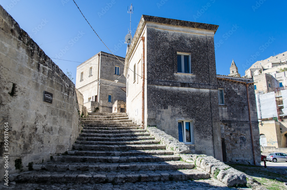 Una scalinata nel centro storico di Matera in Basilicata, punto d'arrivo del Cammino Materano