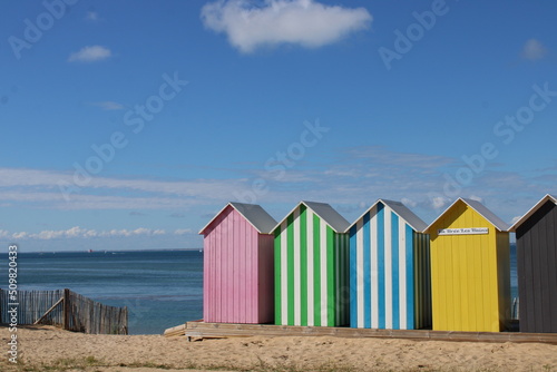 Cabanes de plage colorées, La Brée les Bains sur l'ile d'Oléron © CURIOS