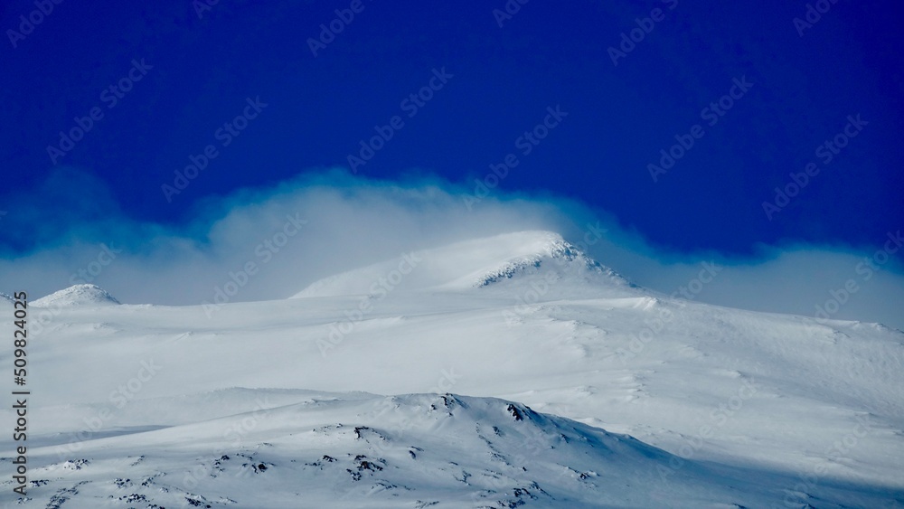 Gipfeleis und Gletschereis in der Landschaft Islands.