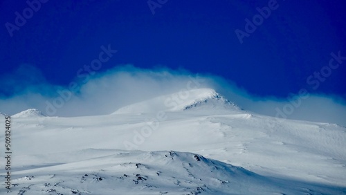 Gipfeleis und Gletschereis in der Landschaft Islands. © Omm-on-tour