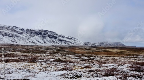 Gipfeleis und Gletschereis in der Landschaft Islands.