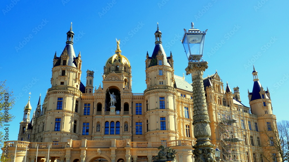 malerische Dachkonstruktion des Schweriner Schlosses mit Türmen und vergoldeter Kuppel und Laterne
