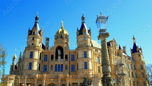 malerische Dachkonstruktion des Schweriner Schlosses mit Türmen und vergoldeter Kuppel und Laterne