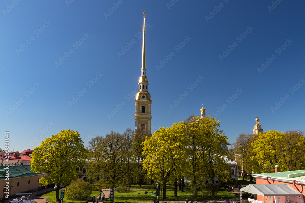 Obraz premium Peter and Paul Fortress in St. Petersburg on a sunny day.