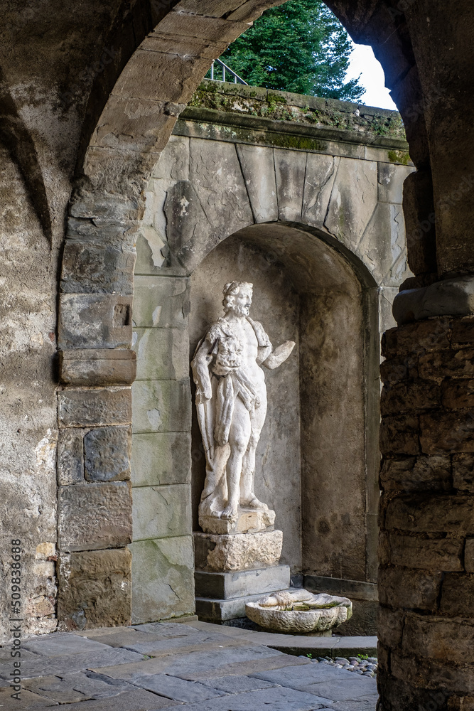 Bergamo, statue