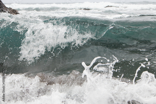 Una ola mientras rompe. photo