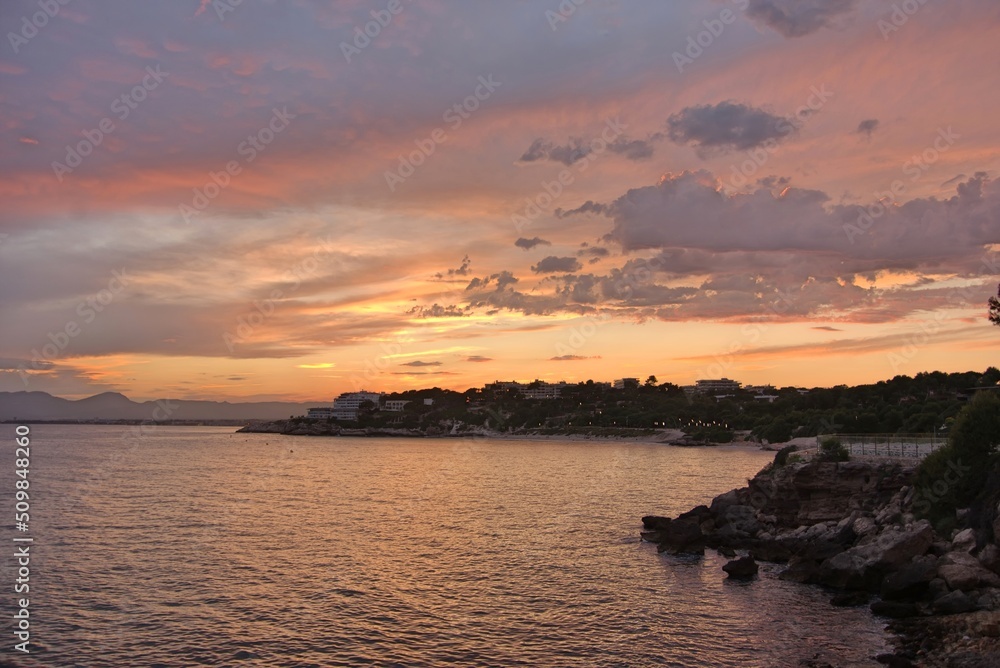 Kolorowy zachód słońca w Cap Salou nad morzem śródziemnym