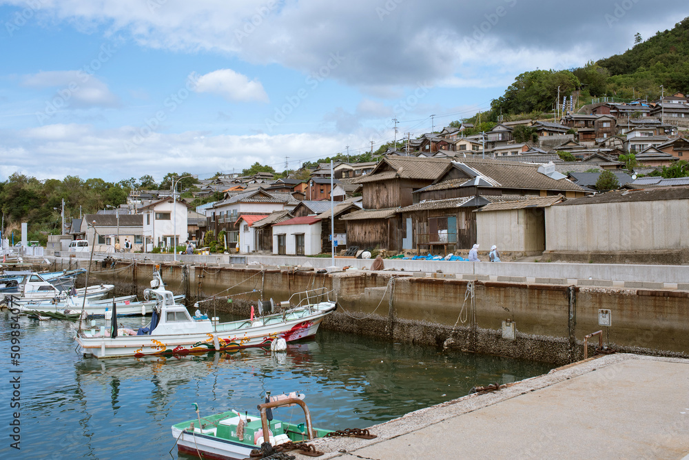 漁船が停泊する港と町並み　香川県・男木島　Fishing boats docked in harbor of Ogijima Island, Kagawa, Japan