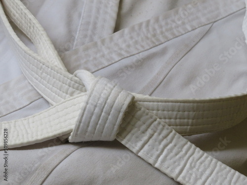Leinwand Poster Uniforme de artes marciales con cinturón blanco
