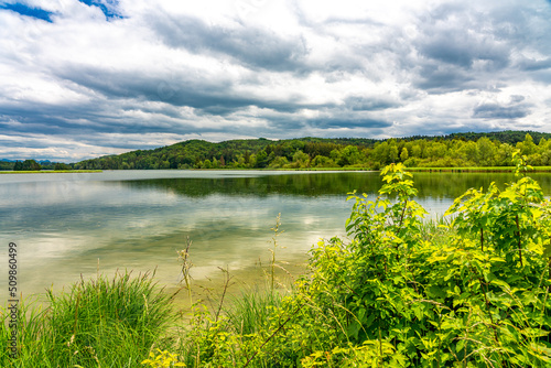 Fototapeta Naklejka Na Ścianę i Meble -  Wolken ziehen über den bayerischen Seehamer See