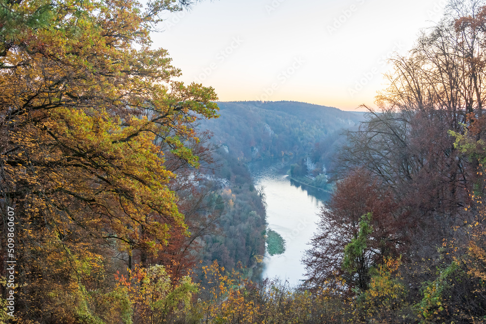 Donaudurchbruch bei Kelheim im Herbst Donaudurchbruch bei Kelheim im Herbst